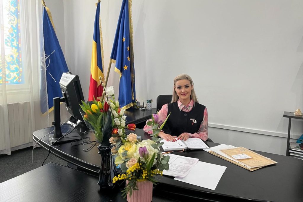 Oana Gheorghiu, primul viceprimar femeie din Buzău cu specializare în domeniul medical, aduce o perspectivă nouă în administrația locală Oana Cătălina Gheorghiu a fost numită recent în funcția de viceprimar al orașului Buzău, fiind prima femeie cu pregătire în domeniul medical care ocupă o astfel de poziție în cadrul administrației locale