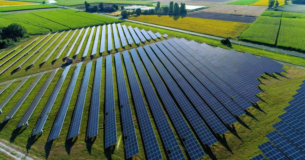Primăria Timișoarei a lansat oficial procedurile pentru construirea unui parc fotovoltaic în sudul orașului, un proiect menit să contribuie la diversificarea surselor de energie, reducerea costurilor pentru iluminatul public și diminuarea impactului asupra mediului