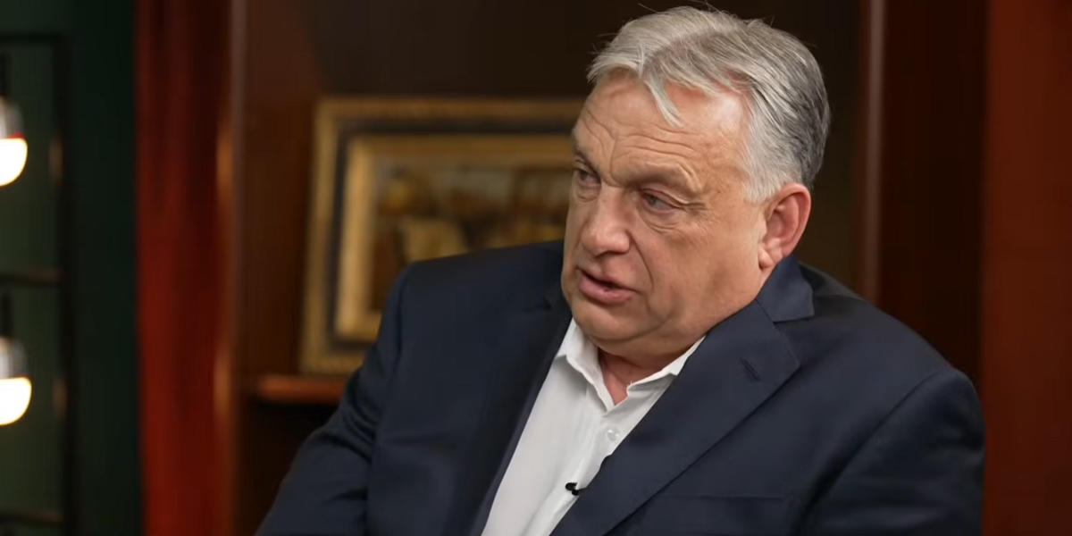 Index - Belföld - Orbán Viktor elárulta, mit jelentett az a bizonyos kézmozdulat a sajtótájékoztatón