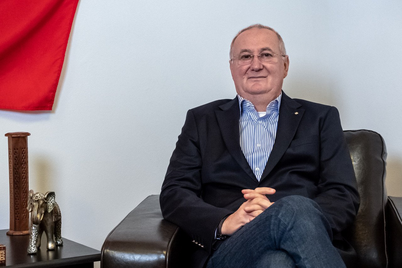 Cu toții resimțim efectele profunde ale Erei Disruptive, un fenomen care redefinește peisajul economic și social