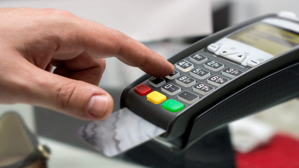 Cardul, singura metodă de plată în restaurante: Când dispare numerarul?