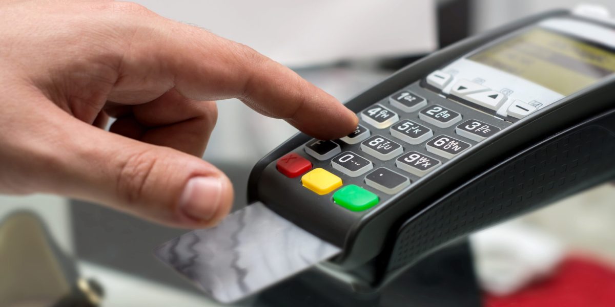 Cardul, singura metodă de plată în restaurante: Când dispare numerarul?