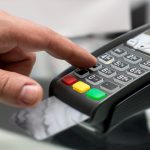 Cardul, singura metodă de plată în restaurante: Când dispare numerarul?