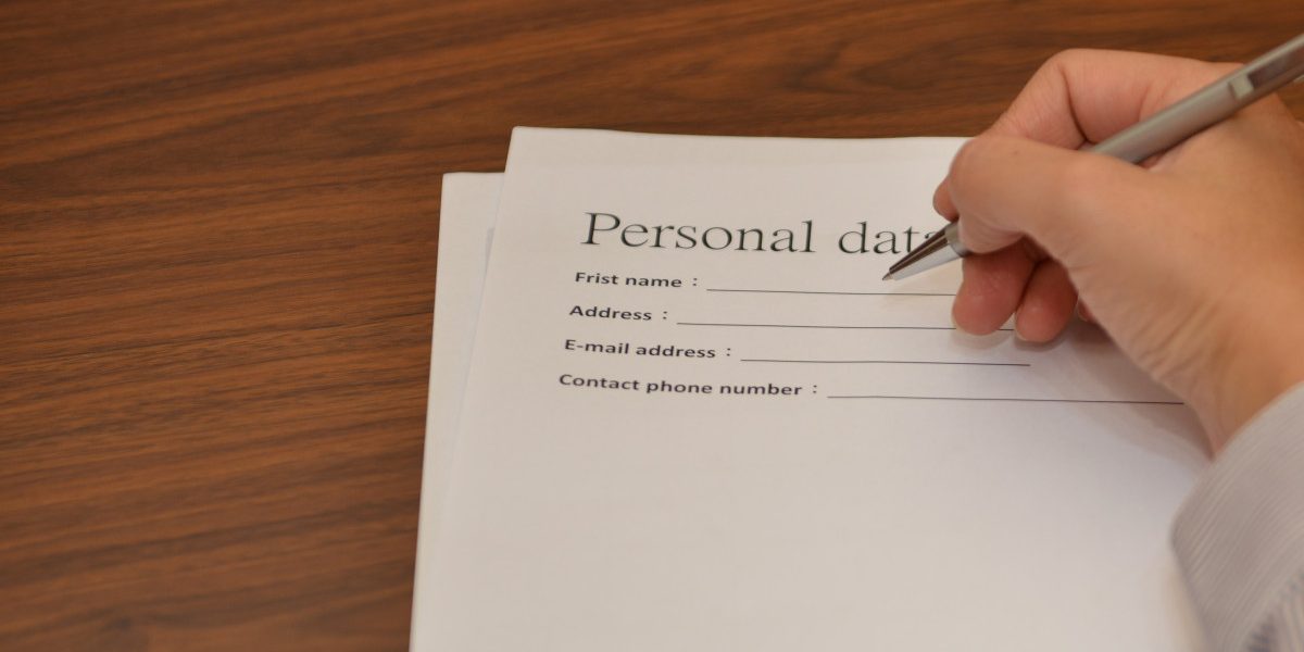 Atenție la formularele online: Ce înseamnă „First Name” și „Last Name”! Eroarea de care te ferești