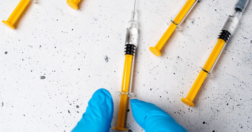 Polonia va fi nevoită să distrugă aproximativ 64 de milioane de doze de vaccin împotriva COVID-19, după ce o hotărâre judecătorească nu i-a permis să refuze preluarea acestora