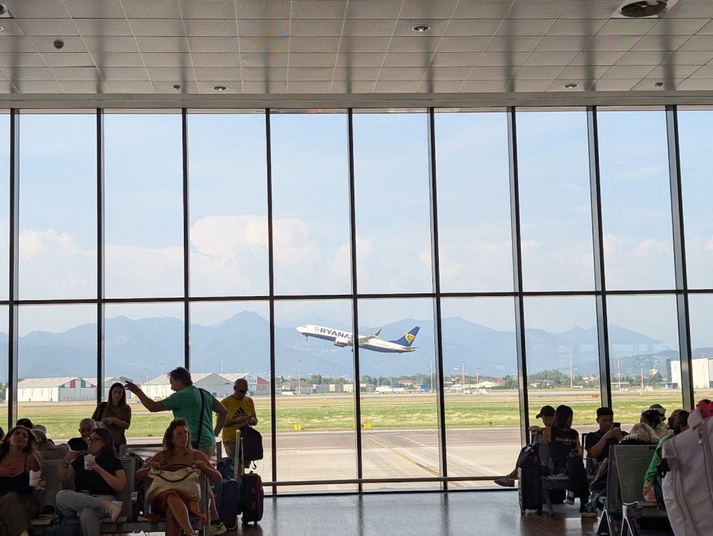 Patru aeroporturi din nordul Italiei vor impune restricții temporare în aprovizionarea cu combustibil pentru zborurile comerciale până pe 9 aprilie, din cauza disponibilității limitate de carburant, a anunțat sâmbătă agenția EFE, preluată de Agerpres