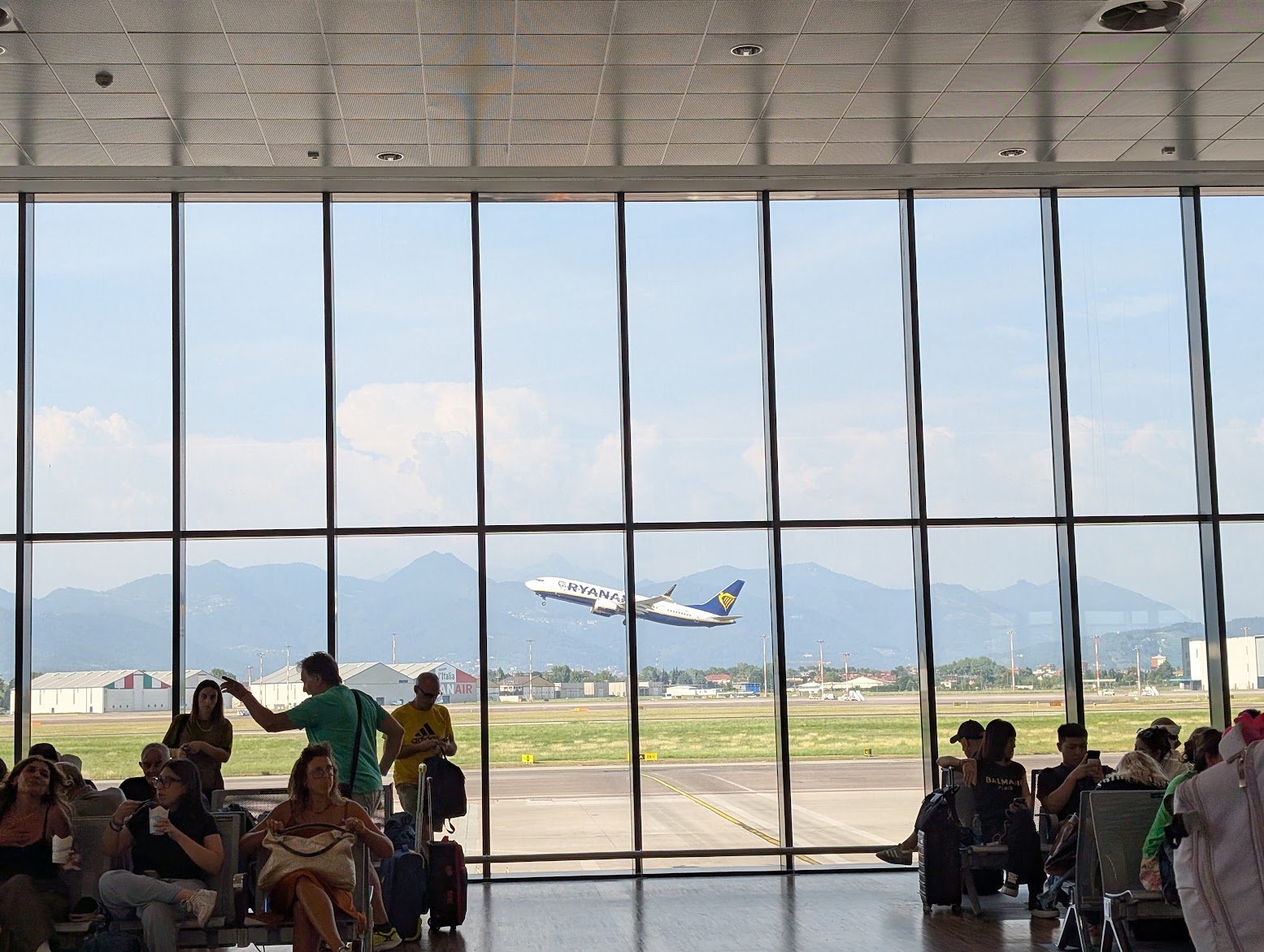 Patru aeroporturi din nordul Italiei vor impune restricții temporare în aprovizionarea cu combustibil pentru zborurile comerciale până pe 9 aprilie, din cauza disponibilității limitate de carburant, a anunțat sâmbătă agenția EFE, preluată de Agerpres