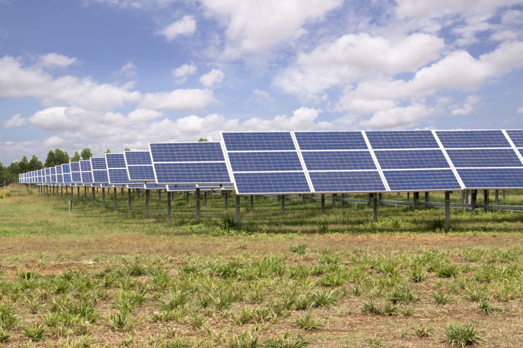 Kraftfeld Energy atrage investitor strategic pentru proiect hibrid de 126 MW în România Compania austriacă Kraftfeld Energy, cunoscută pentru ambițiile sale de a dezvolta proiecte de energie regenerabilă în România, a anunțat recent o investiție semnificativă în piața locală