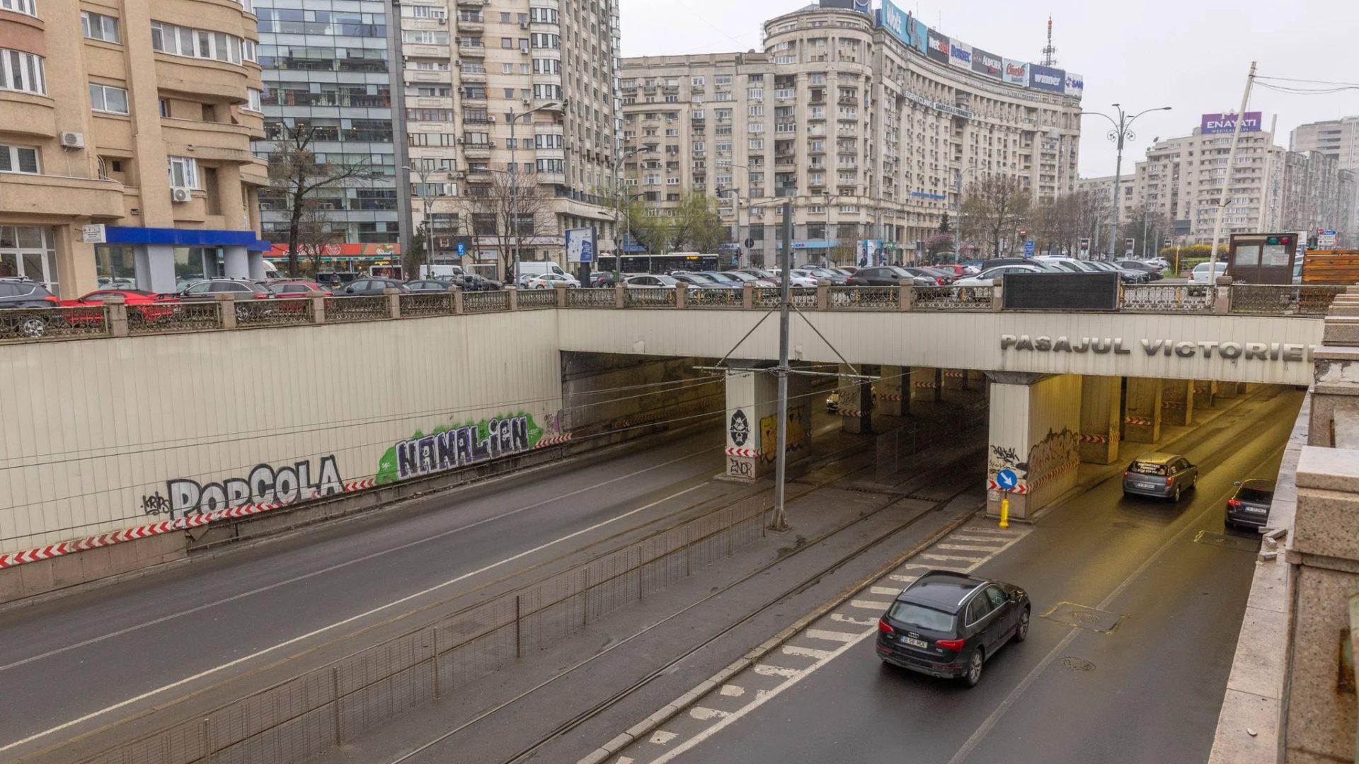 Pasajul Victoriei va intra în reabilitare după ani de degradare, anunță Primăria Generală a Capitalei Primăria Municipiului București a anunțat oficial începerea unui amplu proces de consolidare și modernizare a Pasajului Victoriei, unul dintre cele mai circulate puncte de acces peste infrastructura rutieră a capitalei