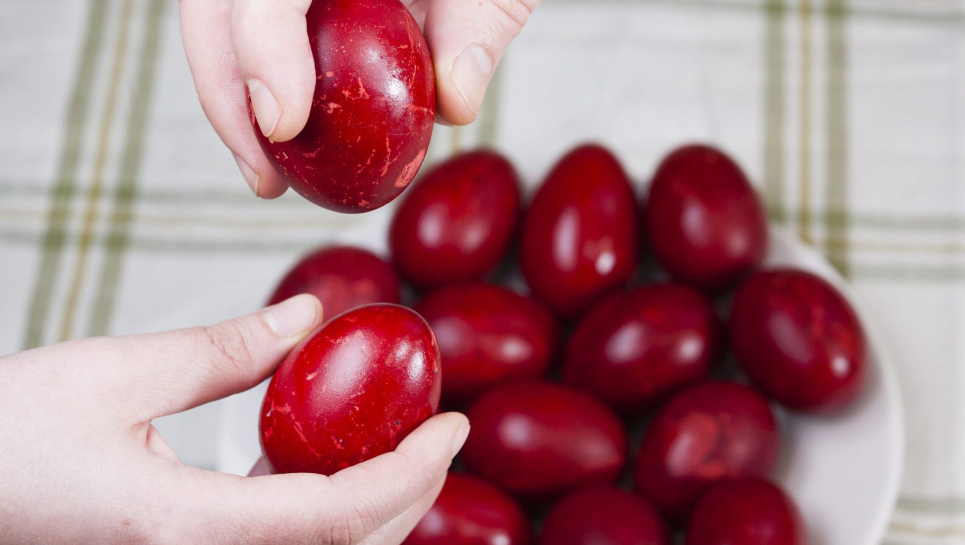 Numai 20% dintre români cumpără mai mult de Paște decât în mod obișnuit, în timp ce majoritatea preferă să mențină un buget stabil, conform unui studiu realizat de Asociația CFA România