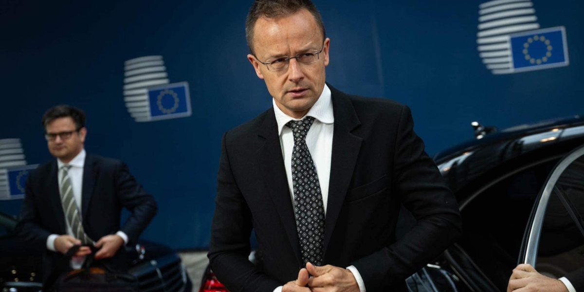 Magyar, scenă INCENDIARĂ: Szijjarto, acuzat că distruge documente secrete despre Rusia