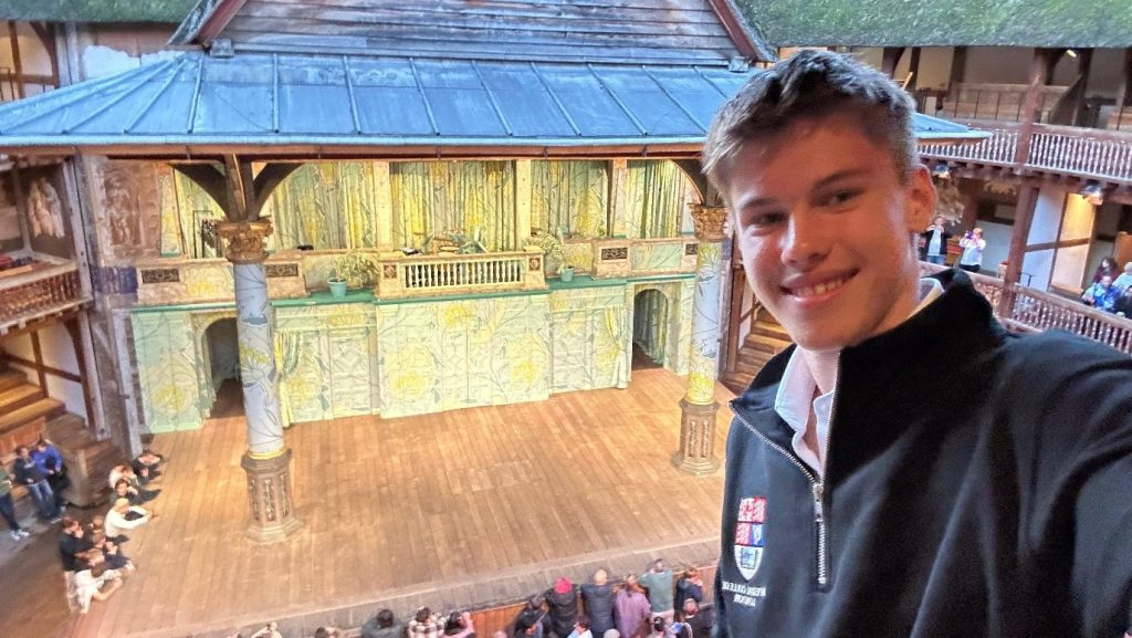 Elevul Patric, din Iași, cucerește Londra: Medalie de AUR în teatru!