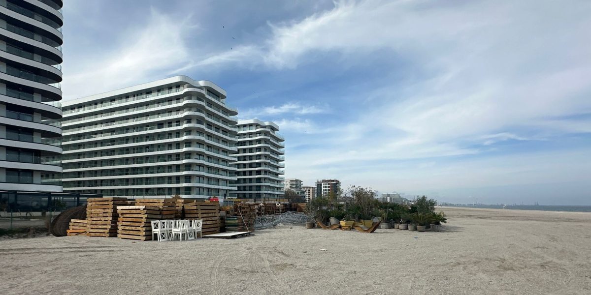 Amenzi usturătoare la Năvodari: Firme prinse că amenajează plaje fără contract