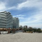 Amenzi usturătoare la Năvodari: Firme prinse că amenajează plaje fără contract