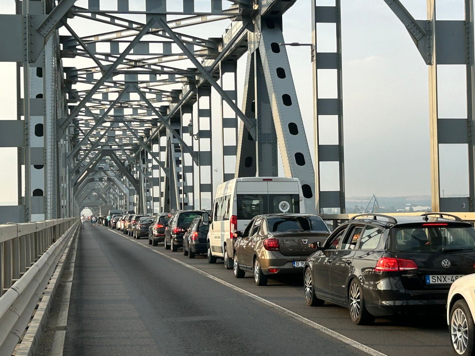 Traficul pe Podul Prieteniei Giurgiu-Ruse, fără restricții de Paște Pentru a facilita trecerea frontierei în perioada Sărbătorilor Pascale, autoritățile au decis eliminarea restricțiilor de circulație pe Podul Prieteniei Giurgiu-Ruse