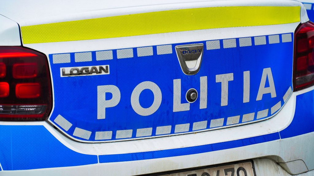 Polițist și jandarm, răniți într-o autospecială