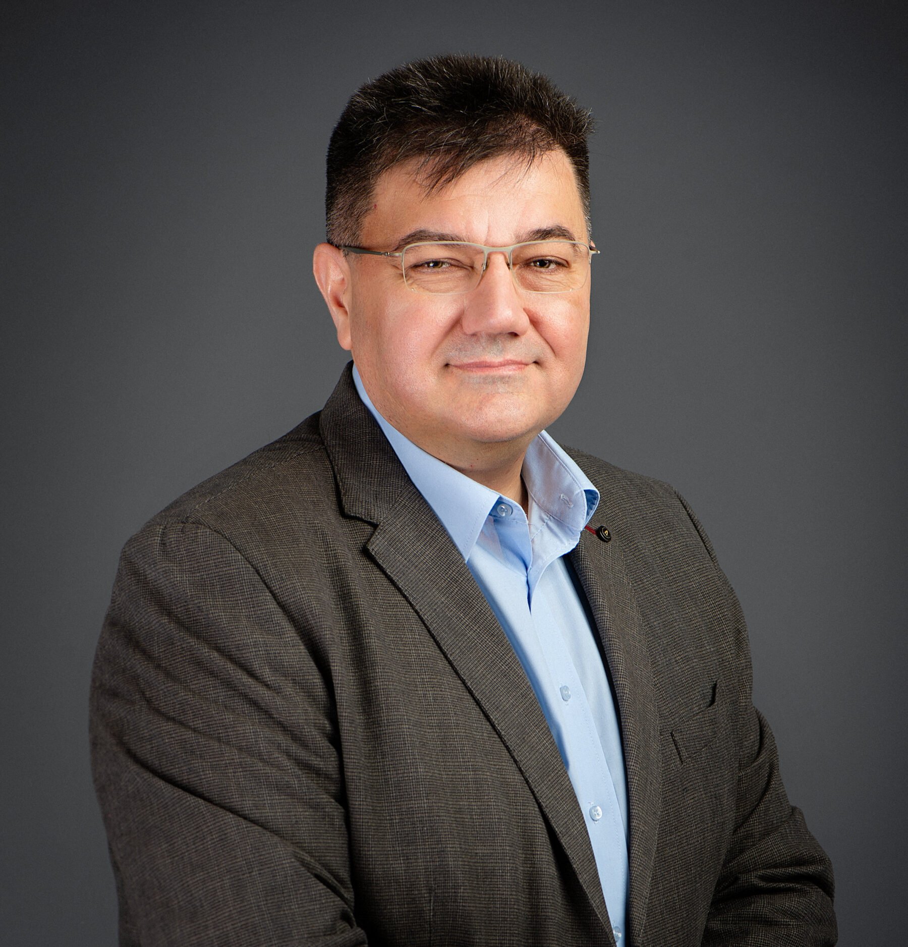 Conflictul din Orientul Mijlociu și impactul asupra industriei AI Conflictul din Orientul Mijlociu a devenit un factor de perturbare semnificativ pentru piața globală a tehnologiei, în special pentru domeniul inteligenței artificiale