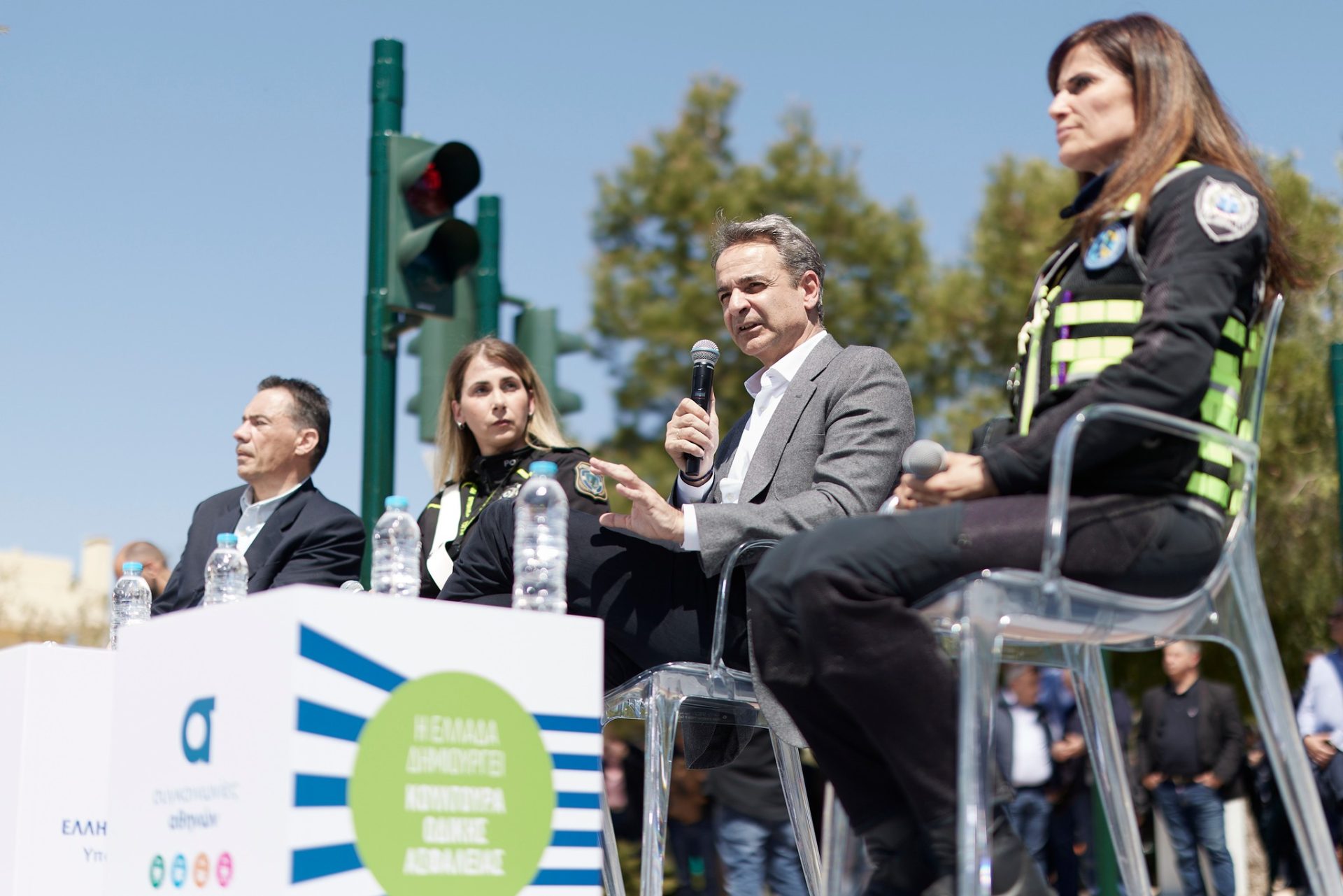 Premierul Greciei anunță implementarea camerelor de supraveghere rutieră și aplicarea strictă a legii Premierul Greciei, KYRIAKOS Mitsotakis, a declarat recent că în curând vor fi puse în funcțiune camerele de supraveghere rutieră, acesta fiind un pas decisiv pentru îmbunătățirea siguranței rutiere în țară