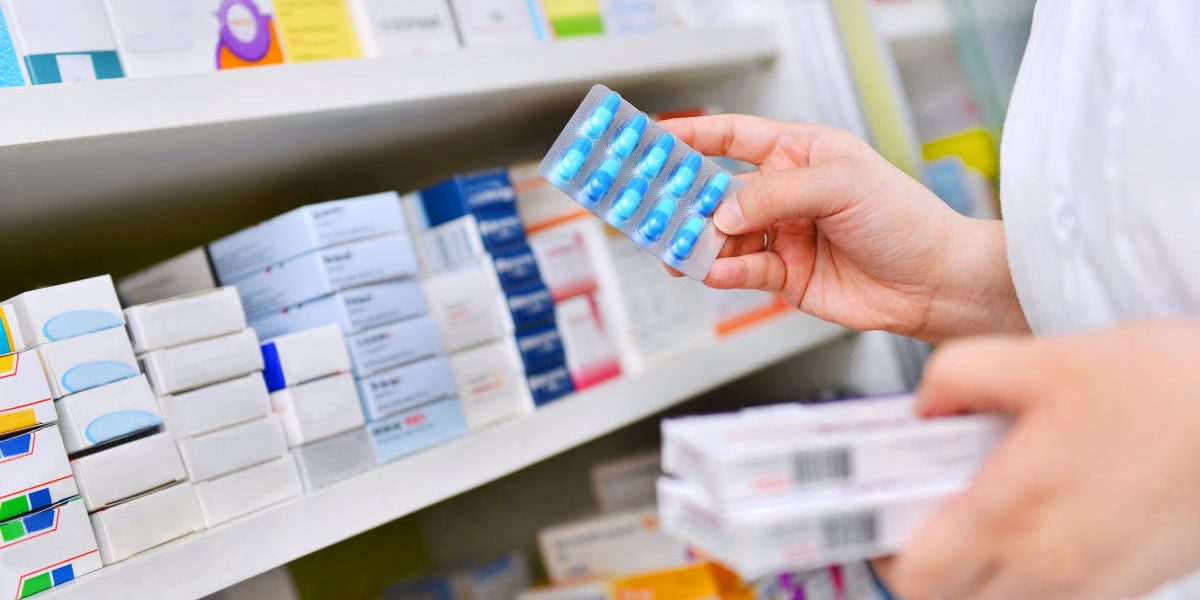 Programul farmaciilor de Paște 2026: Unde găsești servicii non-stop în noaptea de Înviere