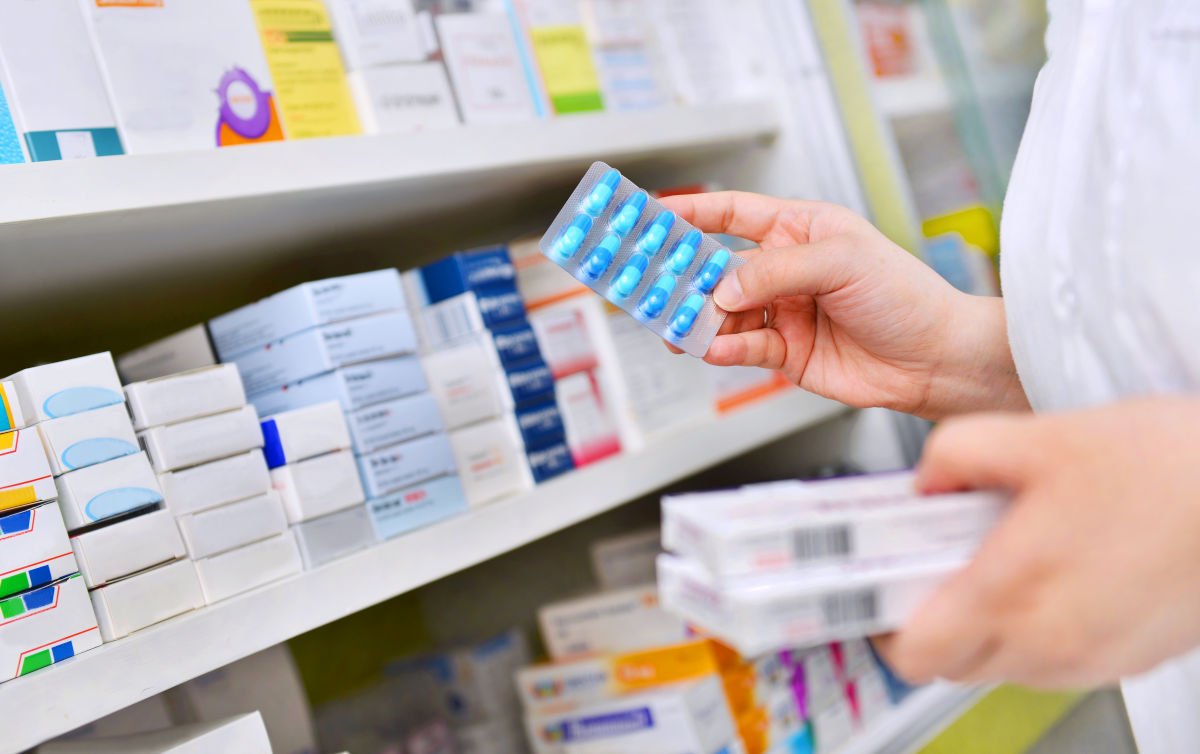 Programul farmaciilor de Paște 2026: Unde găsești servicii non-stop în noaptea de Înviere