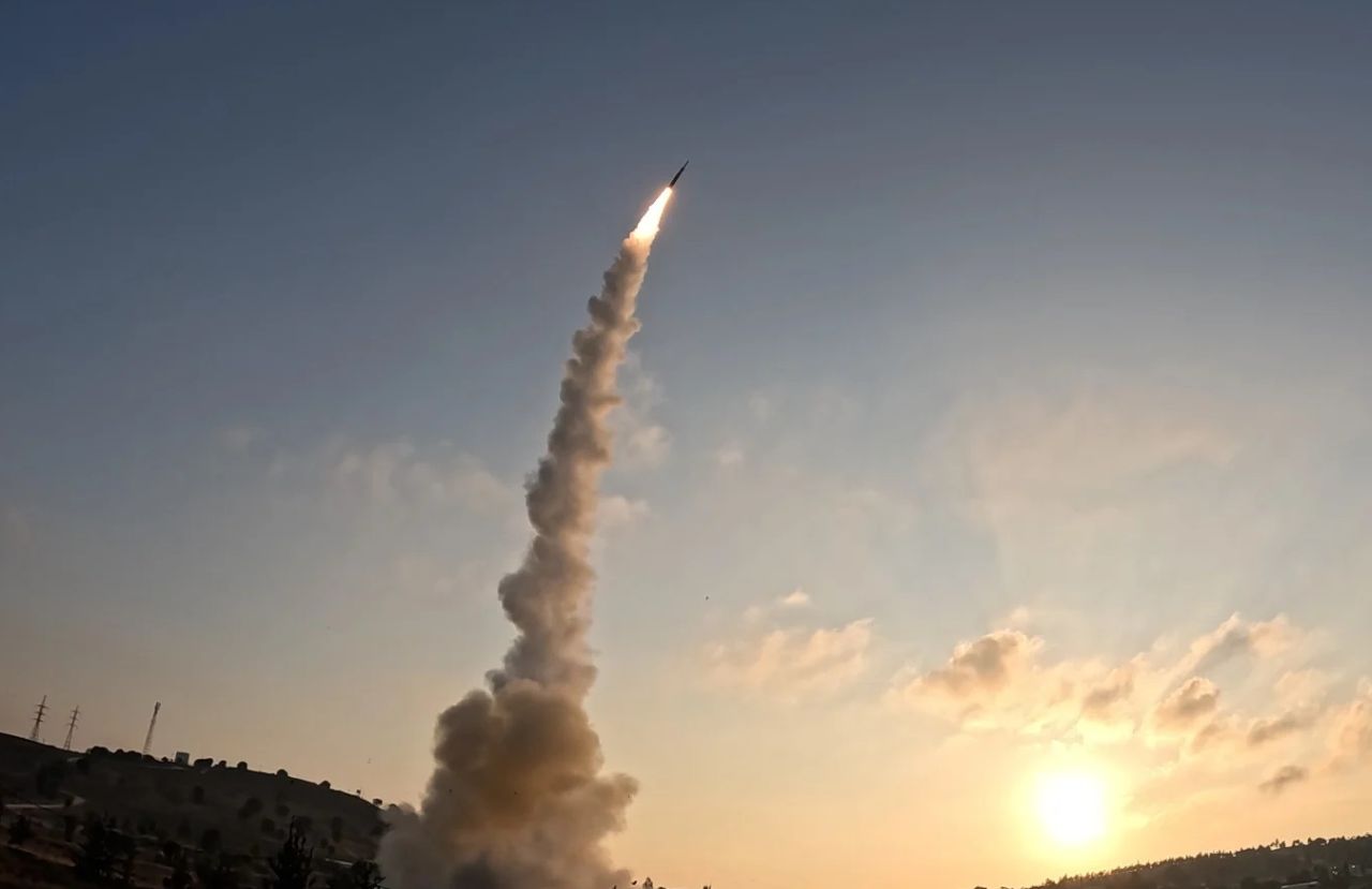 Agenția BNA a raportat atacuri cu drone iraniene asupra unor unități de la Gulf Petrochemical Industries Company (GPIC) și a instalațiilor companiei de stat Bapco Energies, situate în Bahrain, în primele ore ale zilei de duminică