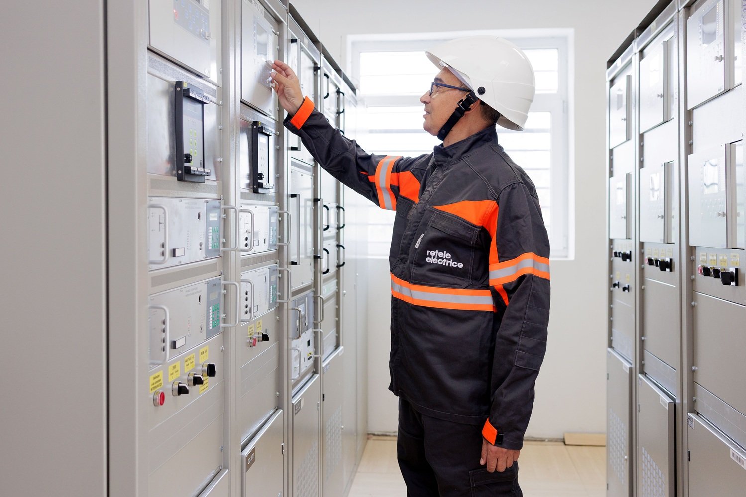 Rețele Electrice România a investit în 2025 aproximativ 1,4 miliarde de lei în modernizarea rețelelor electrice, dintre care 908 milioane de lei au fost alocați pentru proiecte finalizate din fonduri proprii