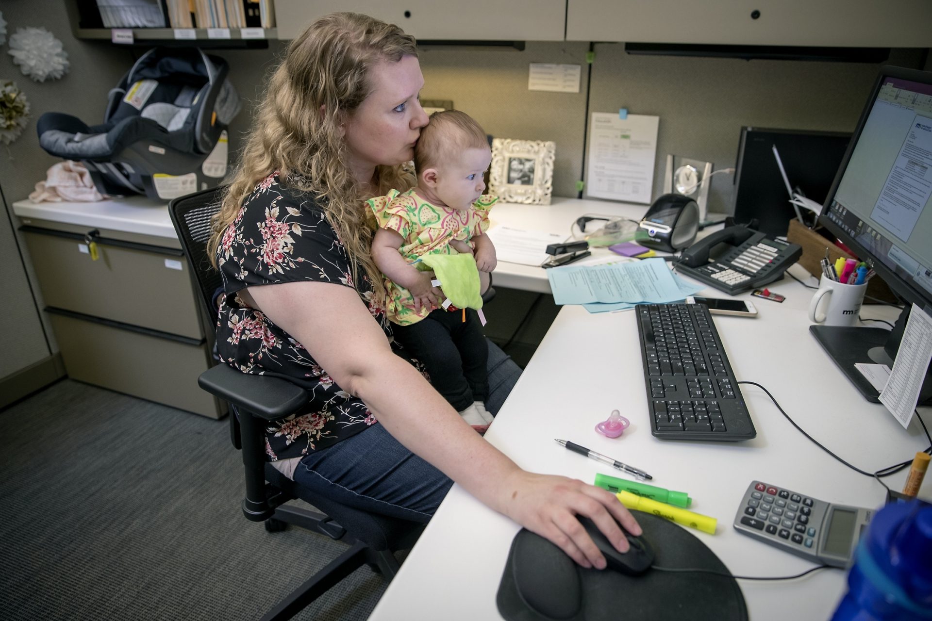 Revinderea la muncă după concediul de creștere a copilului presupune anumite formalități legale esențiale pentru o tranziție fără probleme