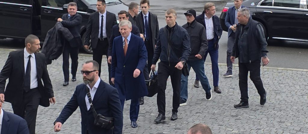 Rinat Ahmetov, unul dintre cei mai influenți oligarhi din Europa de Est, a făcut o apariție neașteptată la București, cu ocazia ceremoniei de adio dedicată antrenorului Mircea Lucescu