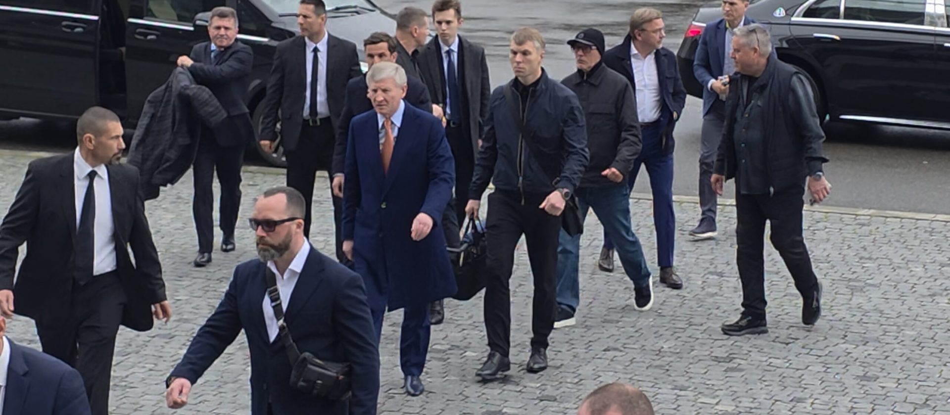 Rinat Ahmetov, unul dintre cei mai influenți oligarhi din Europa de Est, a făcut o apariție neașteptată la București, cu ocazia ceremoniei de adio dedicată antrenorului Mircea Lucescu