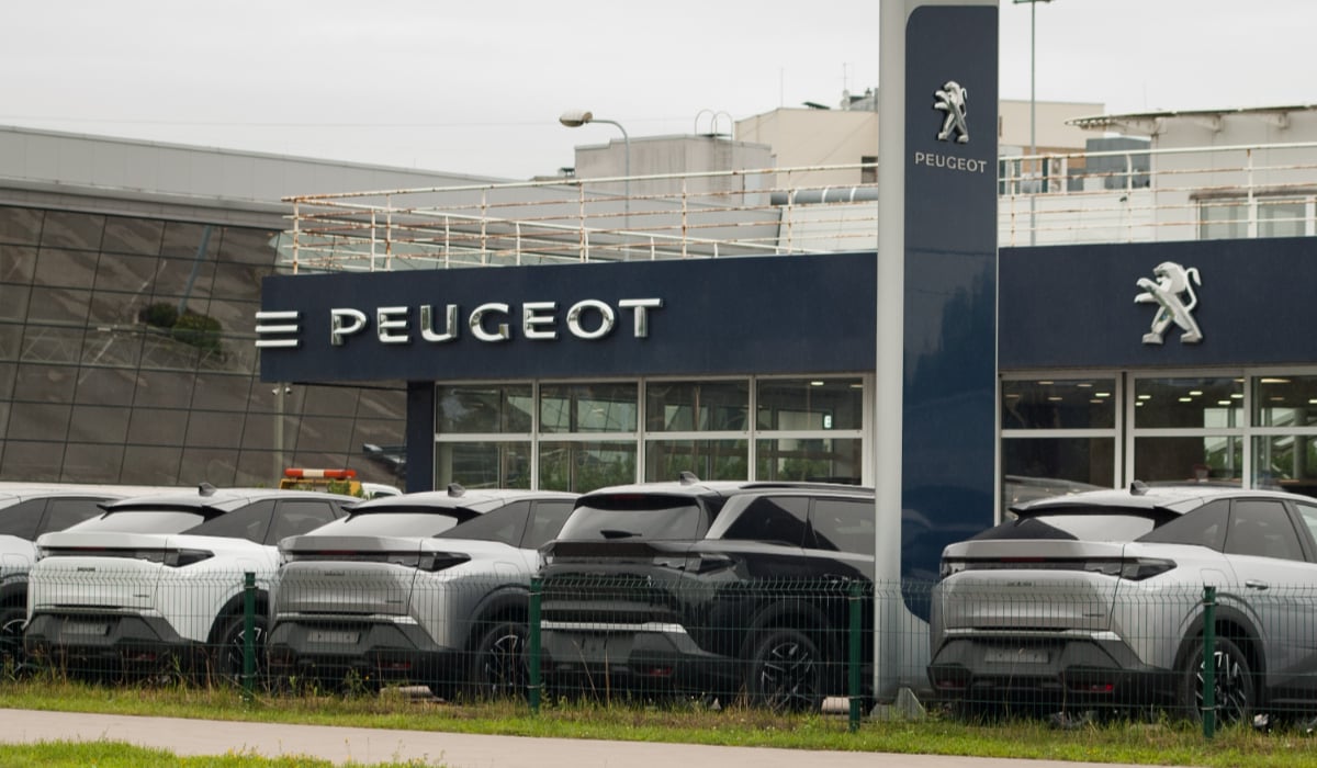 Mai multe mașini marca Peugeot, în parcarea unei reprezentanțe din Franța