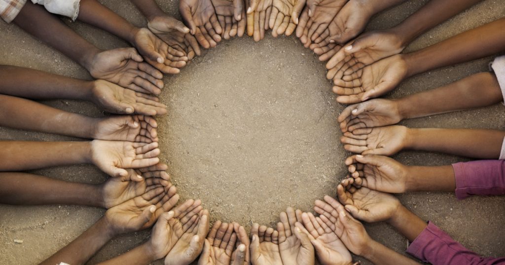 Lecție de altruism: Povestea românilor care au grijă de copiii orfani din Tanzania. „În fiecare casă, am angajat un cuplu de părinți”