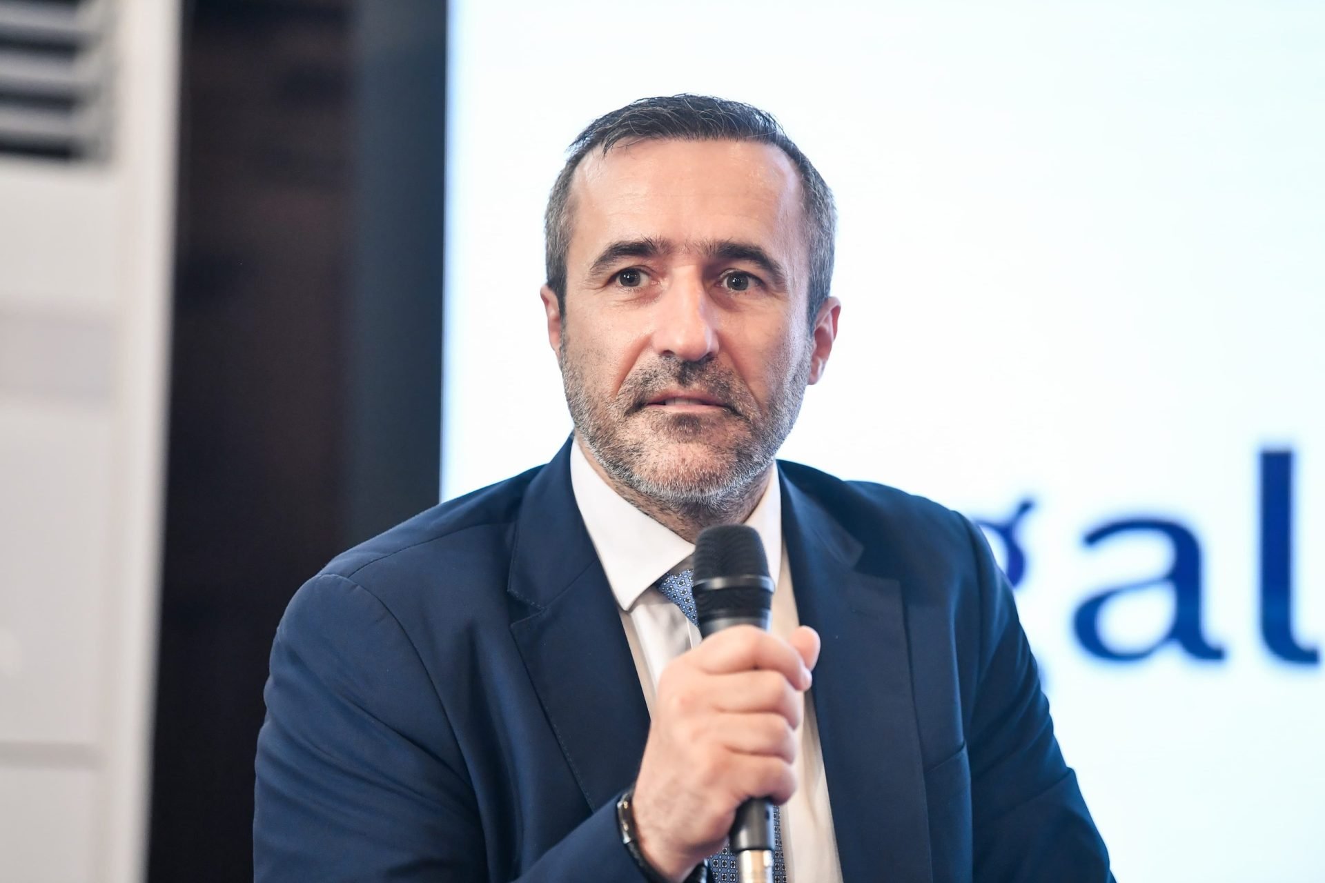 Asociația Patronală a Importatorilor de Forță de Muncă (PIFM), membră a Consiliului Național al IMM-urilor din România, a emis un avertisment dur cu privire la cea mai recentă versiune a Proiectului de Ordonanță de Urgență (OUG) privind înregistrarea și obligațiile angajatorilor străini