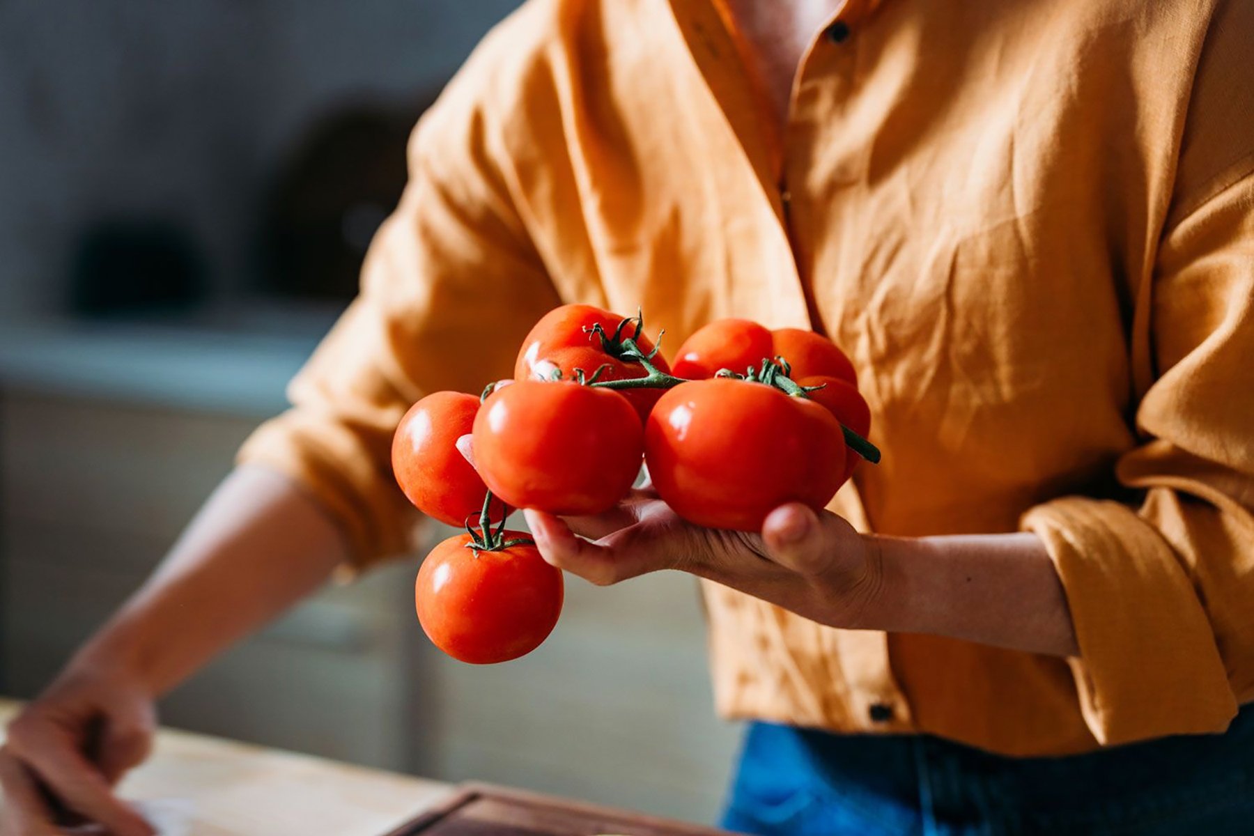 Primele roșii românești pe tarabe, dar la preț de AUR