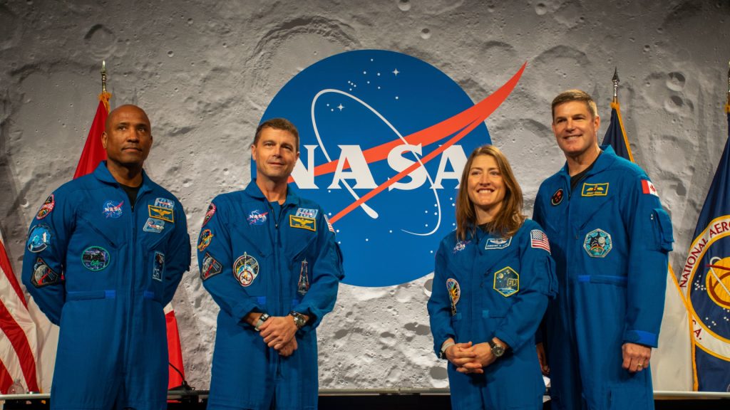 Salariile astronauților implicați în misiunea Artemis II, estimată între 90.000 și 150.000 de dolari anual, sunt comparabile cu cele ale funcționarilor federali americani, fiind stabilite conform sistemului General Schedule
