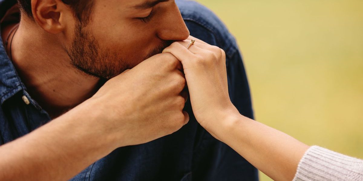 Sărutul mâinii, considerat hărțuire de o instanță din Spania