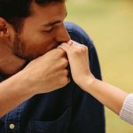 Sărutul mâinii, considerat hărțuire de o instanță din Spania