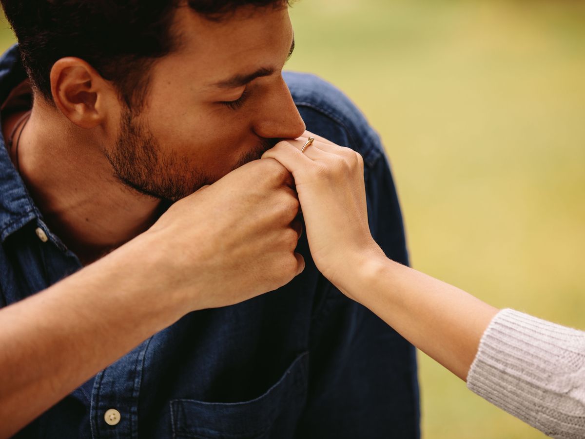 Un caz din Spania a atras atenția asupra limitei între gesturile sociale și cele cu conotație sexuală, după ce o femeie a deschis proces în instanță împotriva unui bărbat care i-a sărutat mâna în timpul unui eveniment public