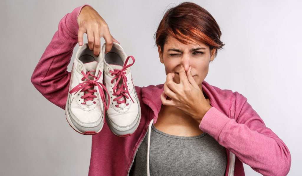Scapă de mirosul din pantofi cu un truc genial: Doar 2 ingrediente!