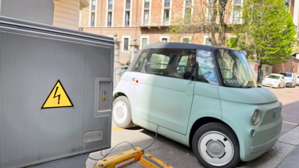 Autoritățile din România pregătesc o inițiativă legislativă pentru a combate ocuparea abuzivă a locurilor de încărcare pentru vehicule electrice, într-o acțiune menită să protejeze infrastructura dedicată mobilității sustenabile și să asigure siguranța rutieră