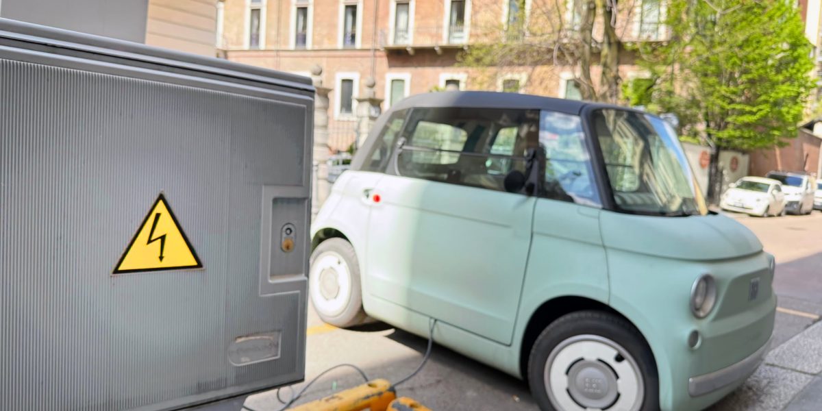 Se-pregateste-amendarea-soferilor-care-ocupa-abuziv-locurile-de-incarcare-a-masinilor-electrice.-De.jpeg - StiriAlese