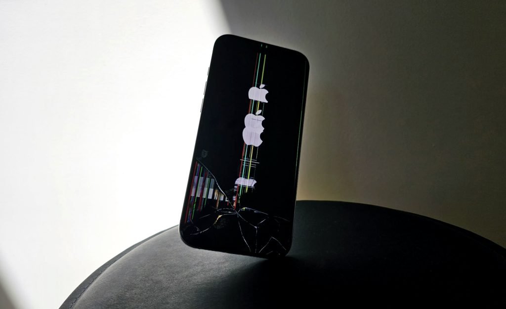 Riscile privind securitatea telefonului mobil, în special a dispozitivelor Apple, au devenit tot mai discutate în ultimii ani, în contextul tehnologiei tot mai avansate și al creșterii numărului de cazuri de atacuri informatice