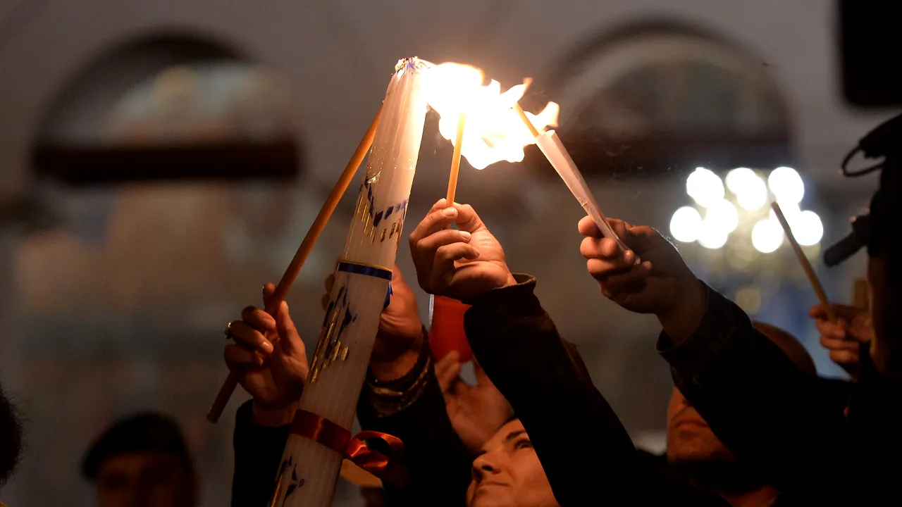 Transportul Sfintei Lumini din Ierusalim în România a fost asigurat printr-o cursă aeriană specială, o măsură care a presupus o mobilizare diplomatică și logistică semnificativă