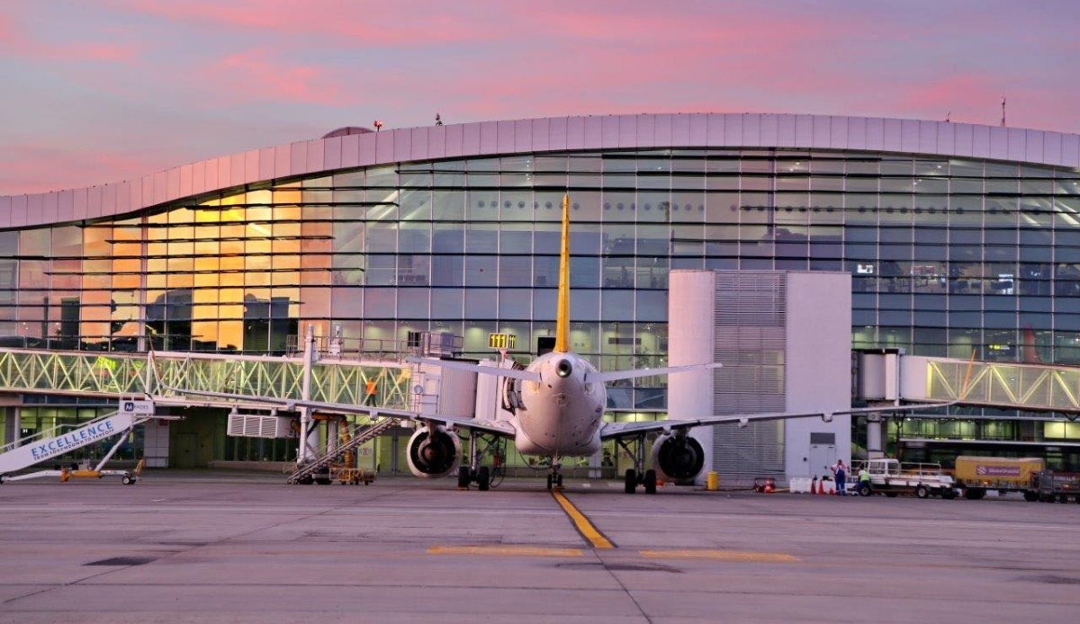 Aeroportul Internațional „Henri Coandă” se pregătește să devină un pilon al mobilității sustenabile în România, odată cu instalarea unui ansamblu de șapte stații de încărcare ultra-rapidă pentru vehicule electrice