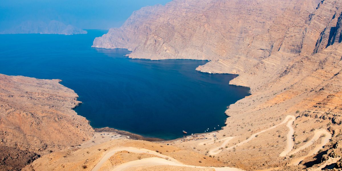 Iranul închide Strâmtoarea Ormuz. Teheranul acuză SUA de încălcări