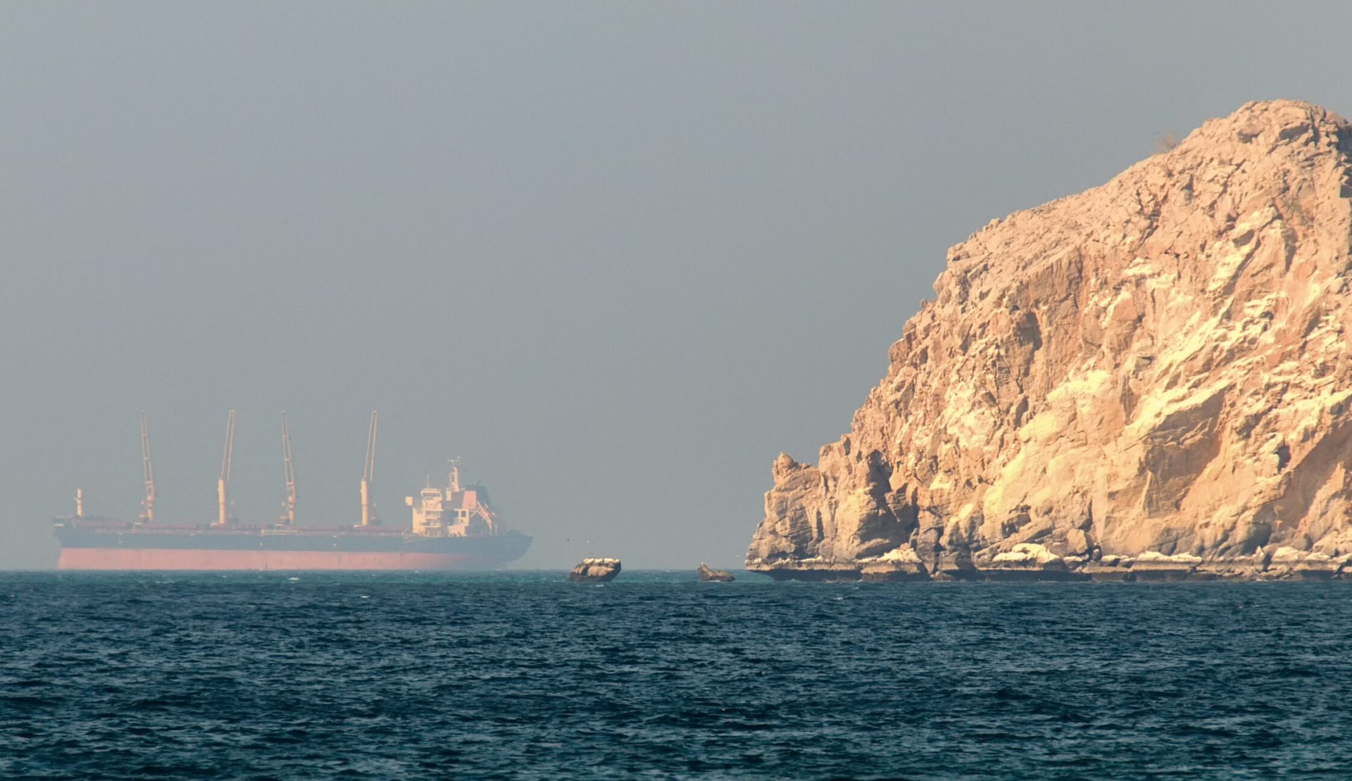 Iranul negociază cu Omanul o procedură pentru tranzitul în siguranţă al navelor prin Strâmtoarea Ormuz, un culoar vital pentru exportul de petrol şi gaze naturale din Golf
