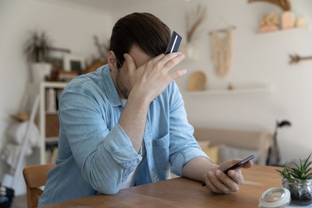 Fraudele online pornesc adesea de la acțiuni aparent simple Majoritatea infracțiunilor cibernetice înregistrate în România își au originea în acțiuni considerate inițial inofensive, dar care pot avea consecințe grave