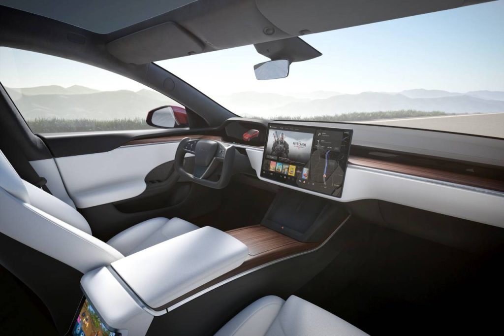 Tesla plănuiește un SUV compact, conform unor surse apropiate companiei, reorientându-se potențial către piața de masă, după ce a renunțat la un model mai accesibil