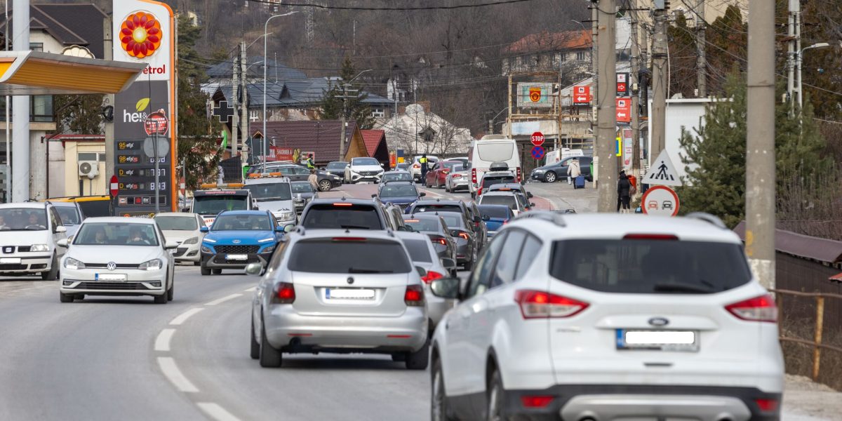 Blocaj infernal pe Valea Prahovei: DN1 și DN7, paralizate de mașini! Poliția avertizează