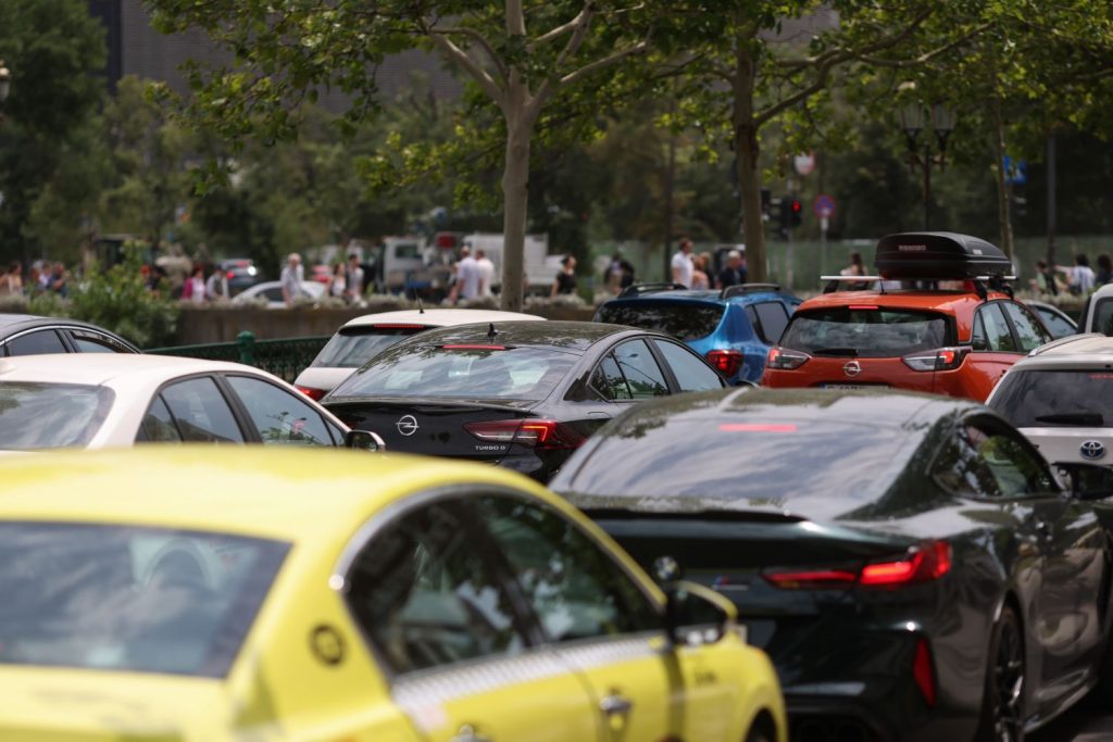 Românii asigură mai multe mașini CASCO în 2025, deși prețurile cresc. Schimbări majore în topul asigurătorilor