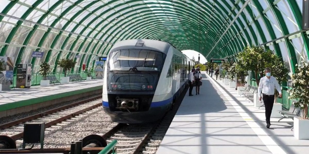 Tren deviat spre Otopeni: Pasageri, nevoiți să meargă pe jos din cauza unei erori